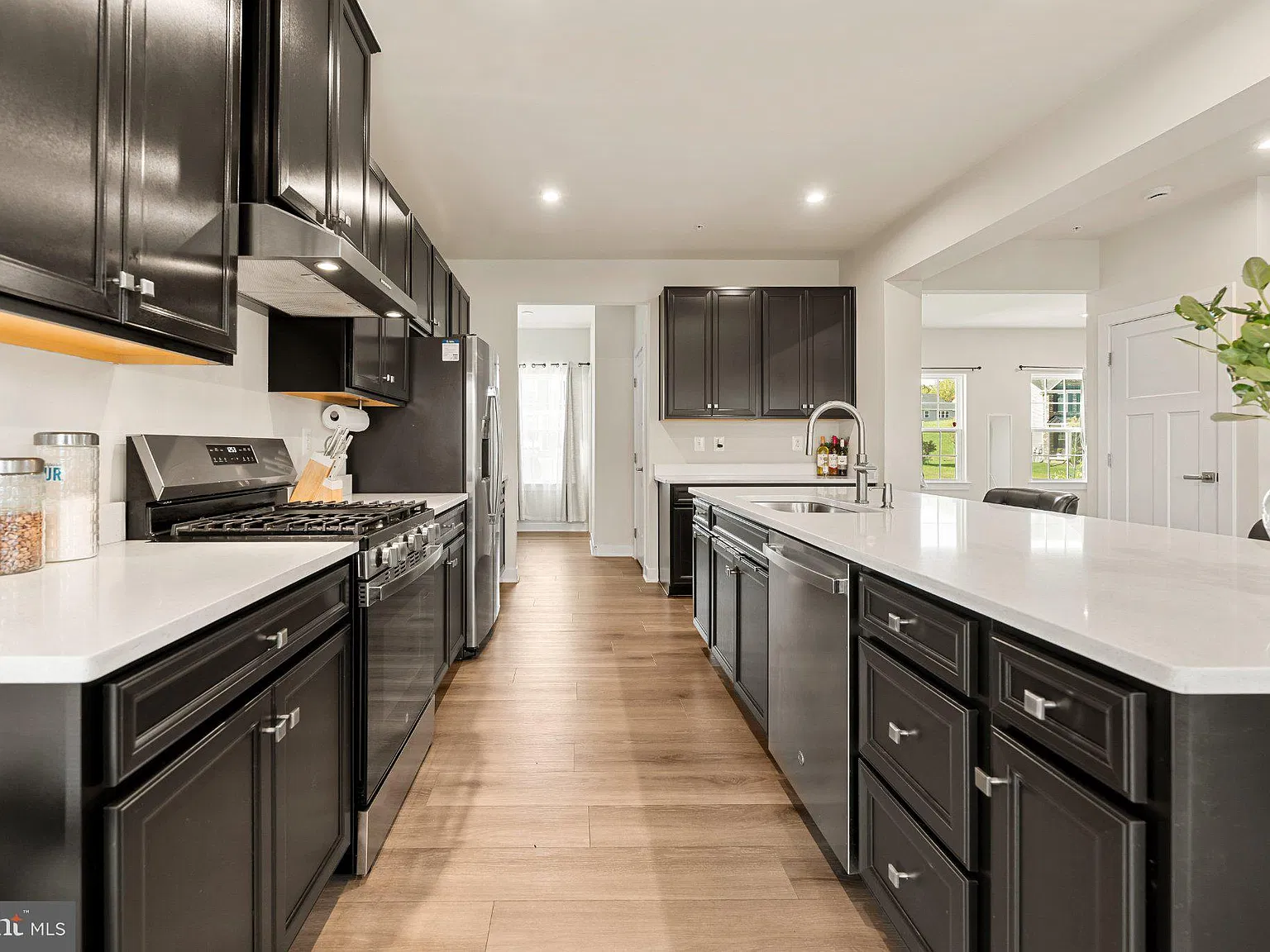 4 bed, 3.5 bath, 3172 sqft, $4,250 — Photo 3