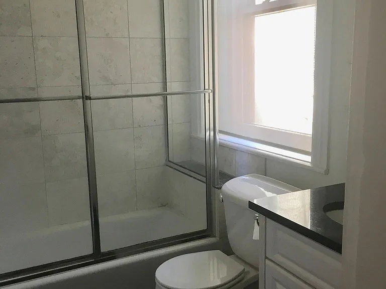 Shower/tub with glass doors