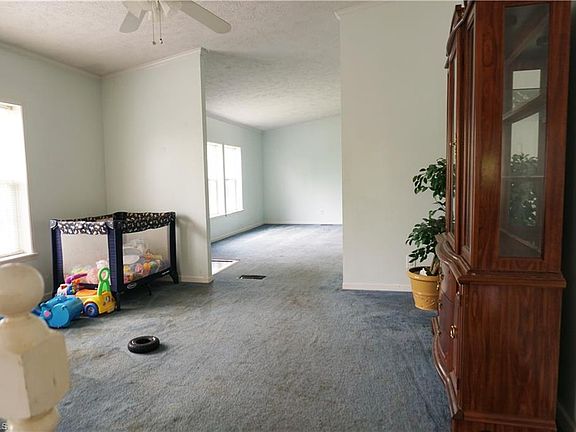 3rd image of 105 Zircon Dr
