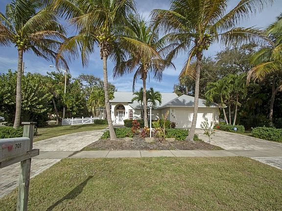3rd image of 705 Bougainvillea Ln