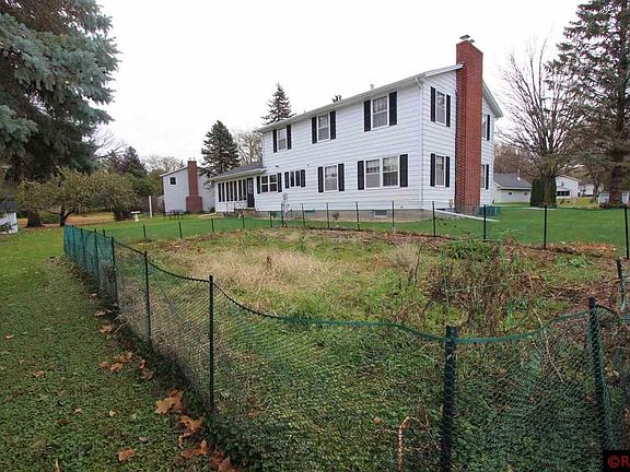 3rd image of 213 Hillcrest Way