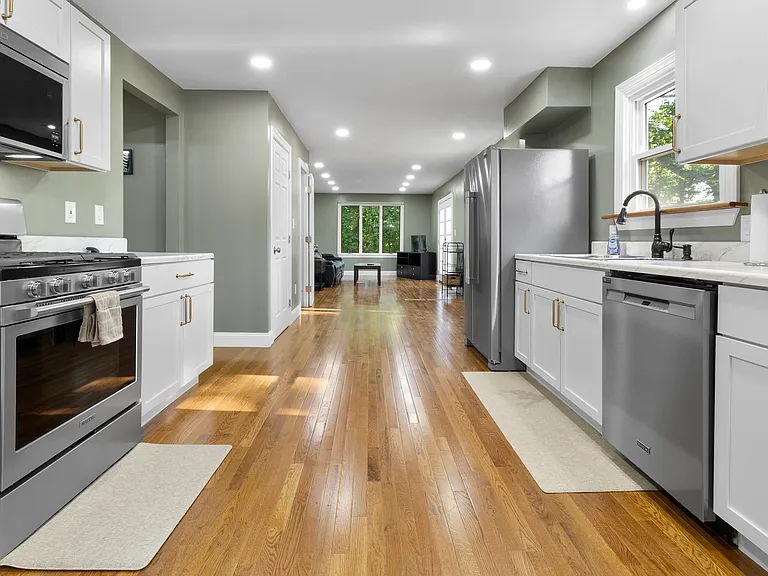 33 Concord Dr — Photo 2