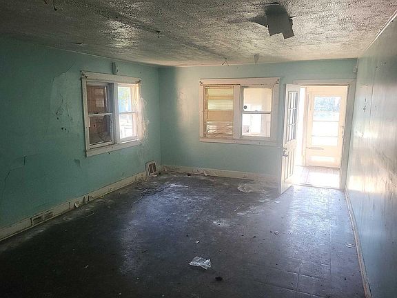 4th image of 186 Howland St