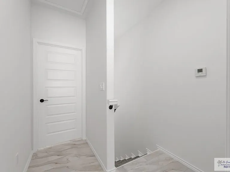 405 Lion'S Villa Ave #14 — Photo 9