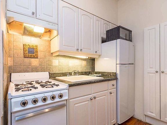 4th image of 405 E 61st St APT 2B