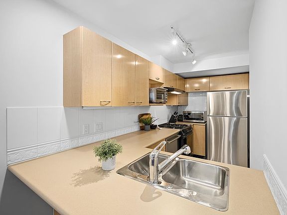 4th image of 638 W 7th Ave #202