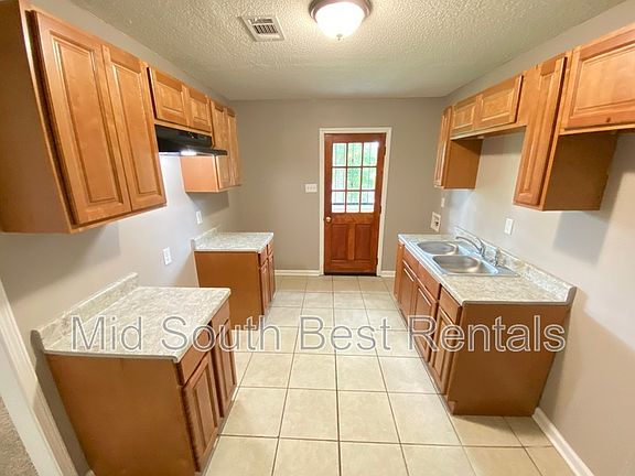 3rd image of 595 Moccasin Dr