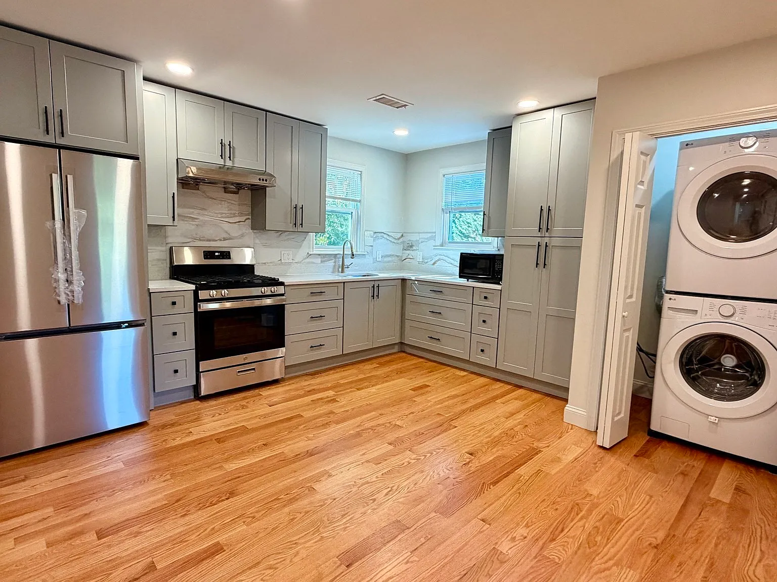 4 bed, 4.0 bath, 1400 sqft, $4,000 — Photo 3