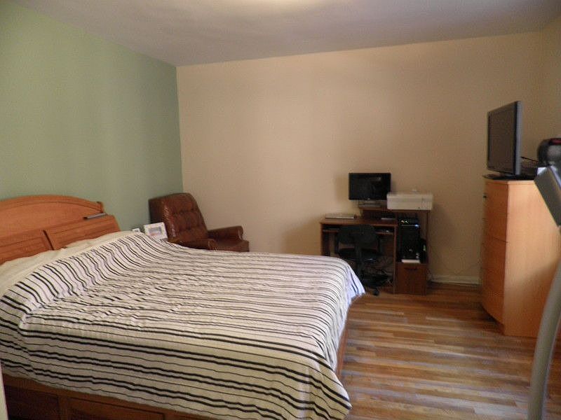 2nd image of 3256 Steinway St