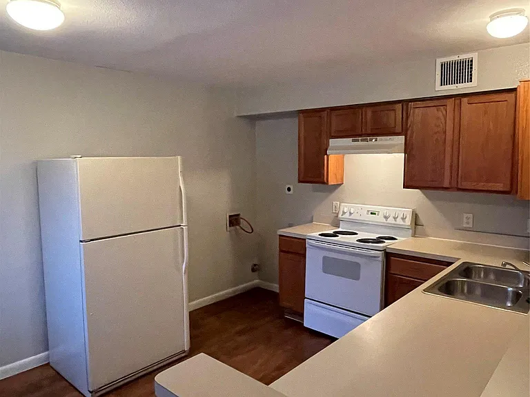 7206 Twin Crest Dr #202 — Photo 3
