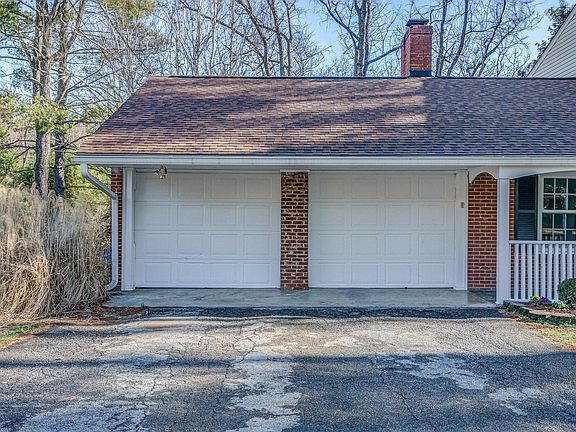 4th image of 2692 Willowlawn St