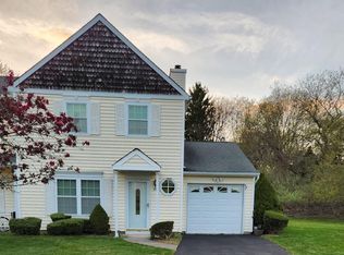 15 Badger Trl, Coram, NY 11727