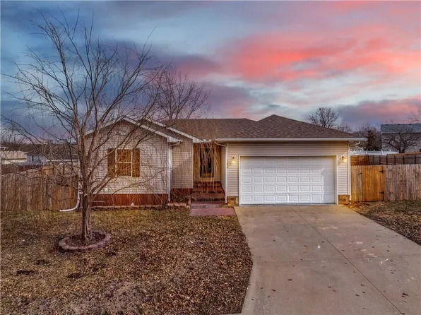 1255 Woods Dr, Sedalia, MO 65301