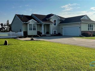 10066 Linwood Rd, Bowling Green, OH 43402