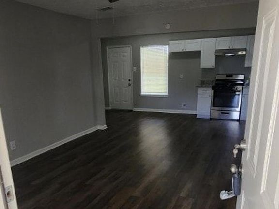 3rd image of 525 Alastair Dr