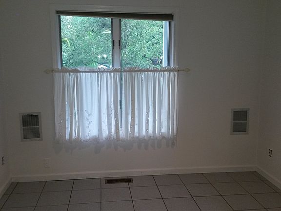 4th image of 20 Larissa Ln