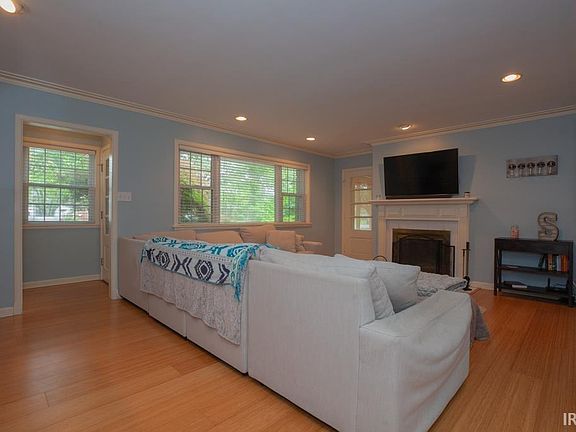 2nd image of 3015 E Powell Ave