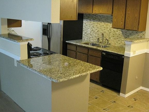 Kitchen w/ granite counters, new appliances