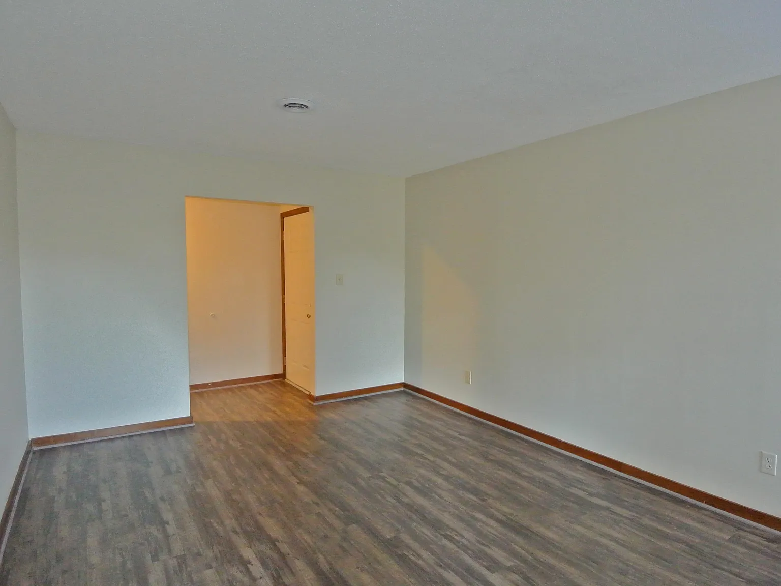 2 bed, 1.0 bath, $950 — Photo 3