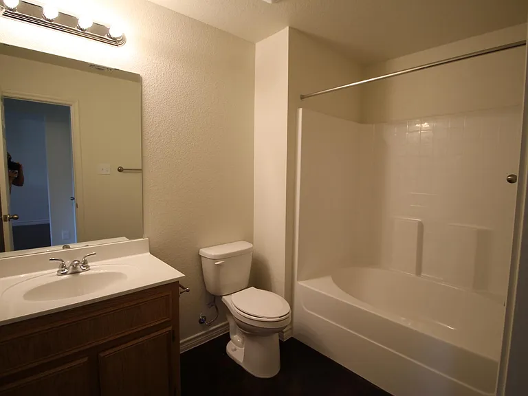 105 N Love Ave #B — Photo 14