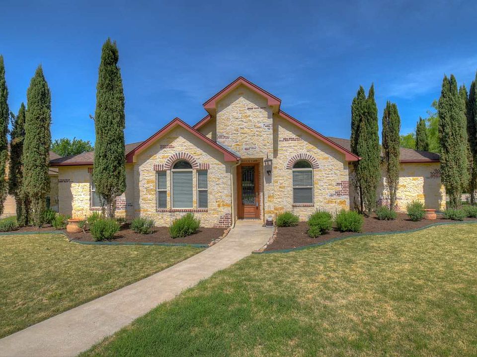 1st image of 1010 Laurel Oak Cir