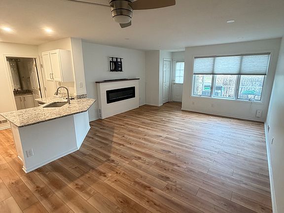 4th image of 811 Burr Oaks Dr Unit 1111