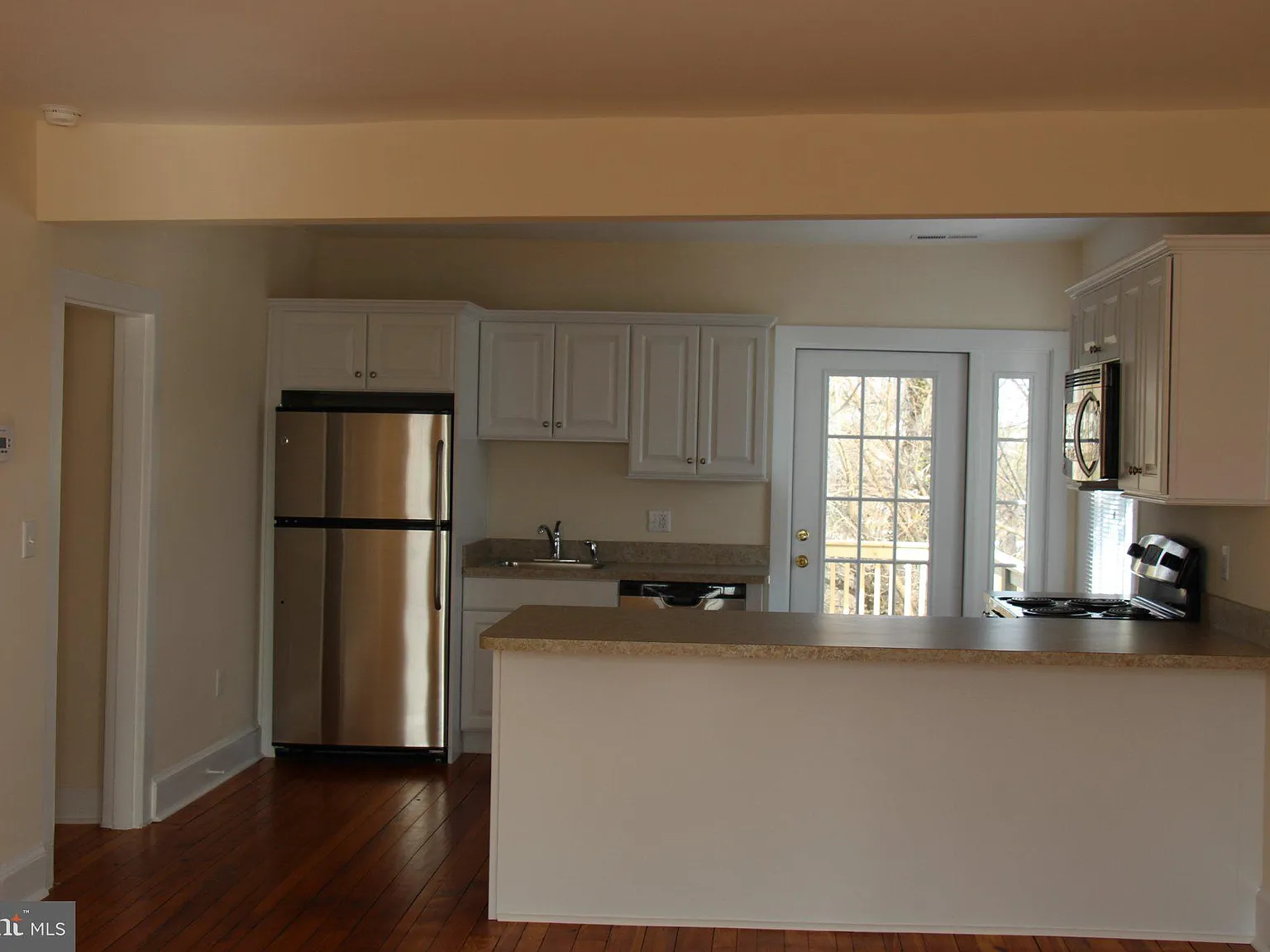 2 bed, 1.0 bath, $1,899 — Photo 4
