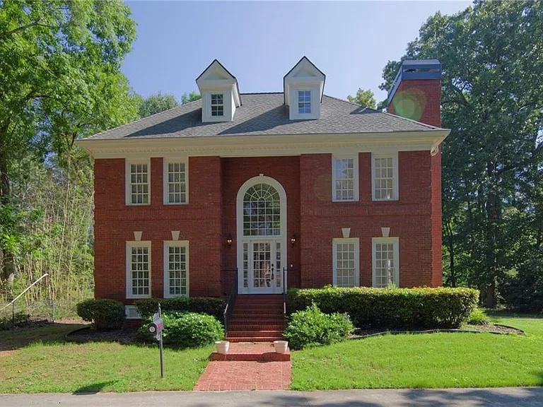 1150 Goodwin Pl — Photo 2