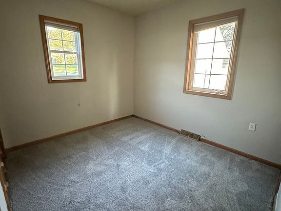 4th image of 527 Main St