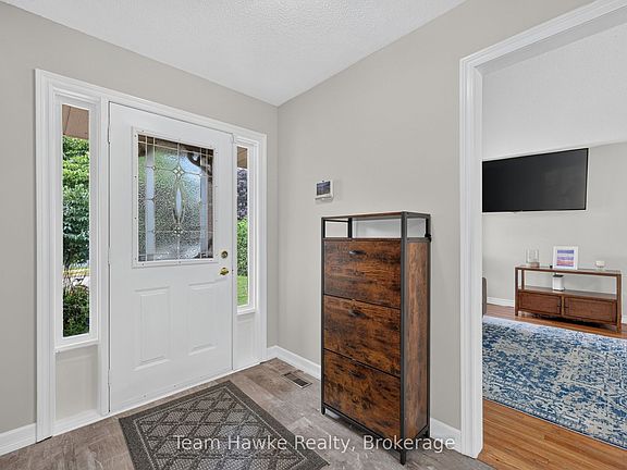 5th image of 1085 Dina Cres