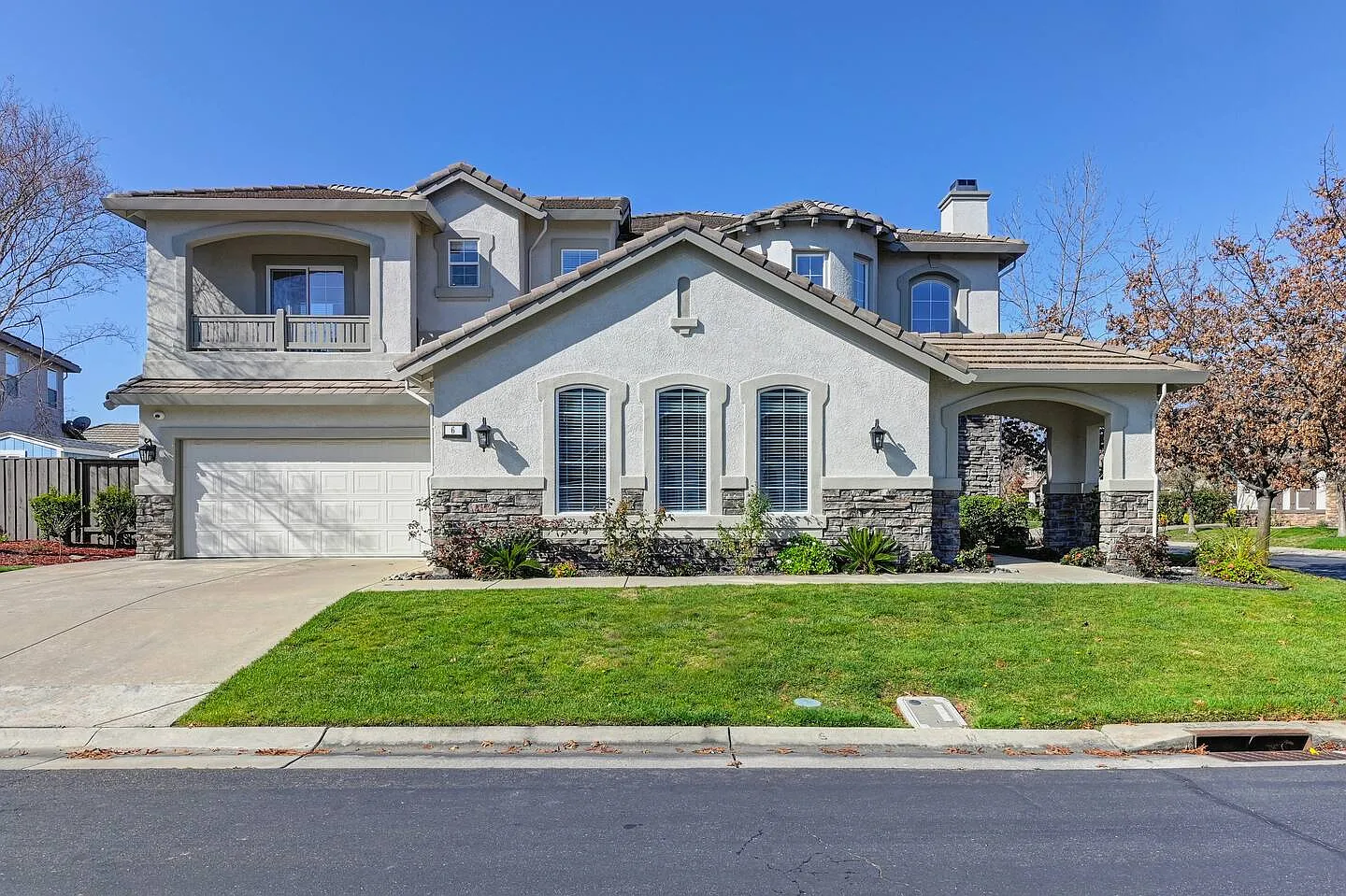 4 bed, 4.5 bath, 4235 sqft, $5,500 — Photo 1