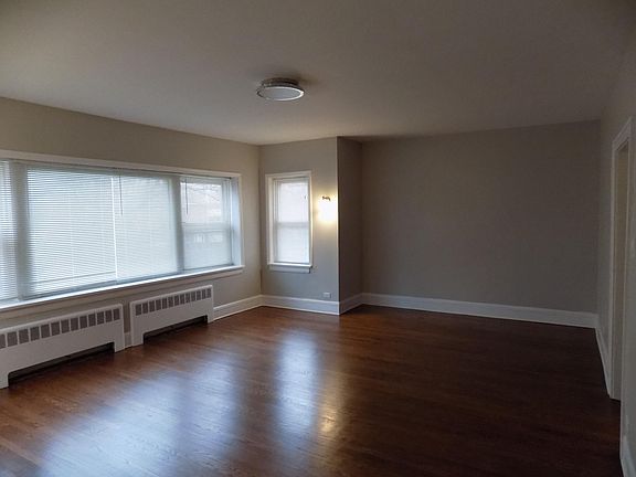 3rd image of 6600 N Rockwell St #2