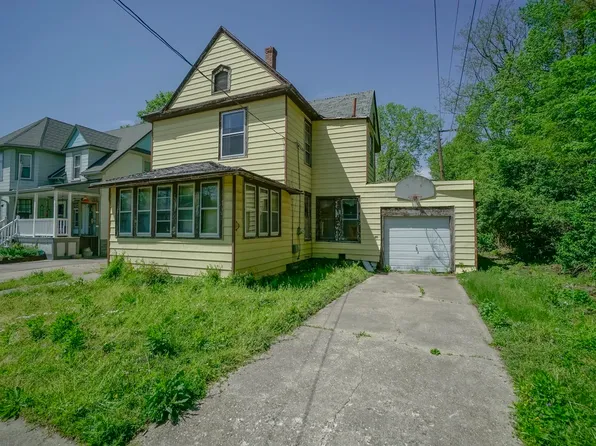 623 W 3rd St, Dixon, IL 61021