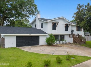 100 Winchester Dr, Ocean Springs, MS 39564