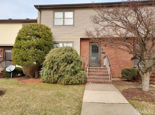 505 SE Maple Hill Dr, Woodbridge, NJ 07095
