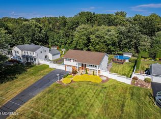 18 Chesapeake Rd, Manalapan, NJ 07726