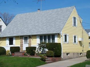 45 Yorkshire Rd, New Hyde Park, NY 11040