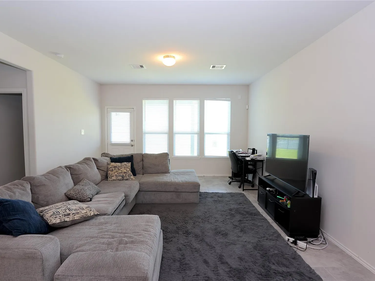 4 bed, 2.5 bath, 2443 sqft, $2,490 — Photo 3