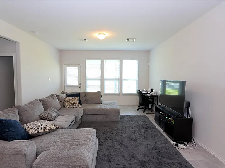 4406 Mooring Cove Ct — Photo 3