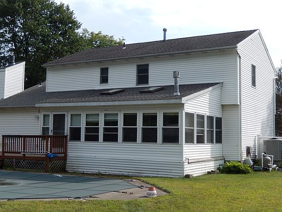 4th image of 8 Berkshire Dr