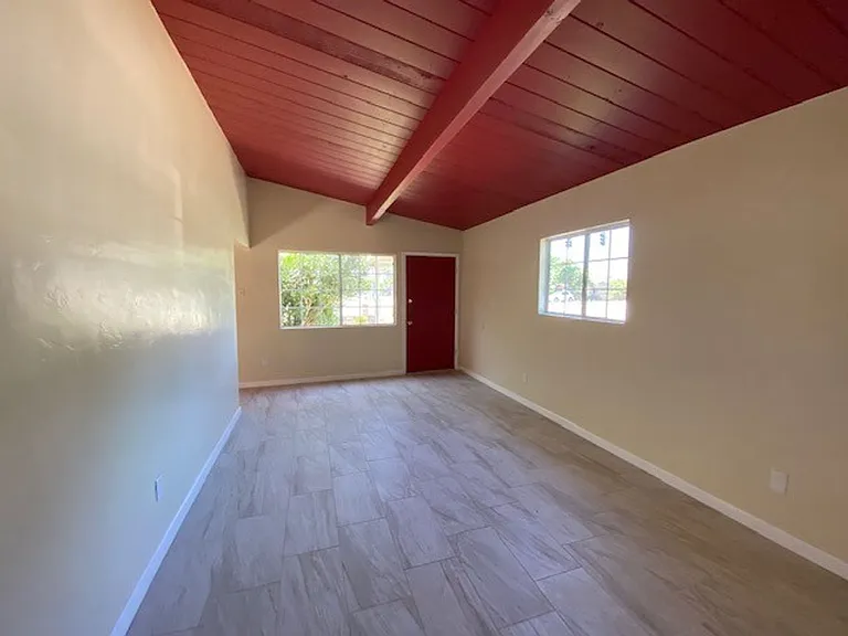 4901 Frink Ave — Photo 3