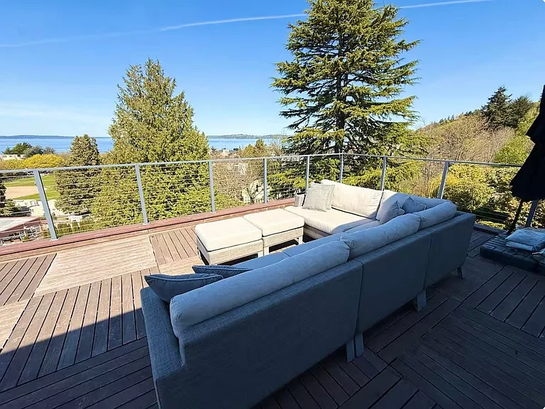 5716 SW Admiral Way — Photo 2