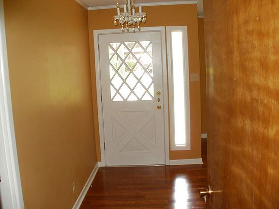 3rd image of 4 Holiday Ln
