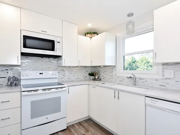 126 Charlton St #106D, Oxford, MA 01540