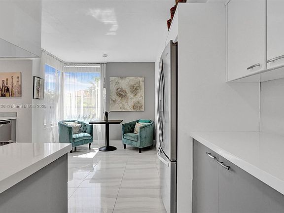 2nd image of 520 SE 12th St APT 106