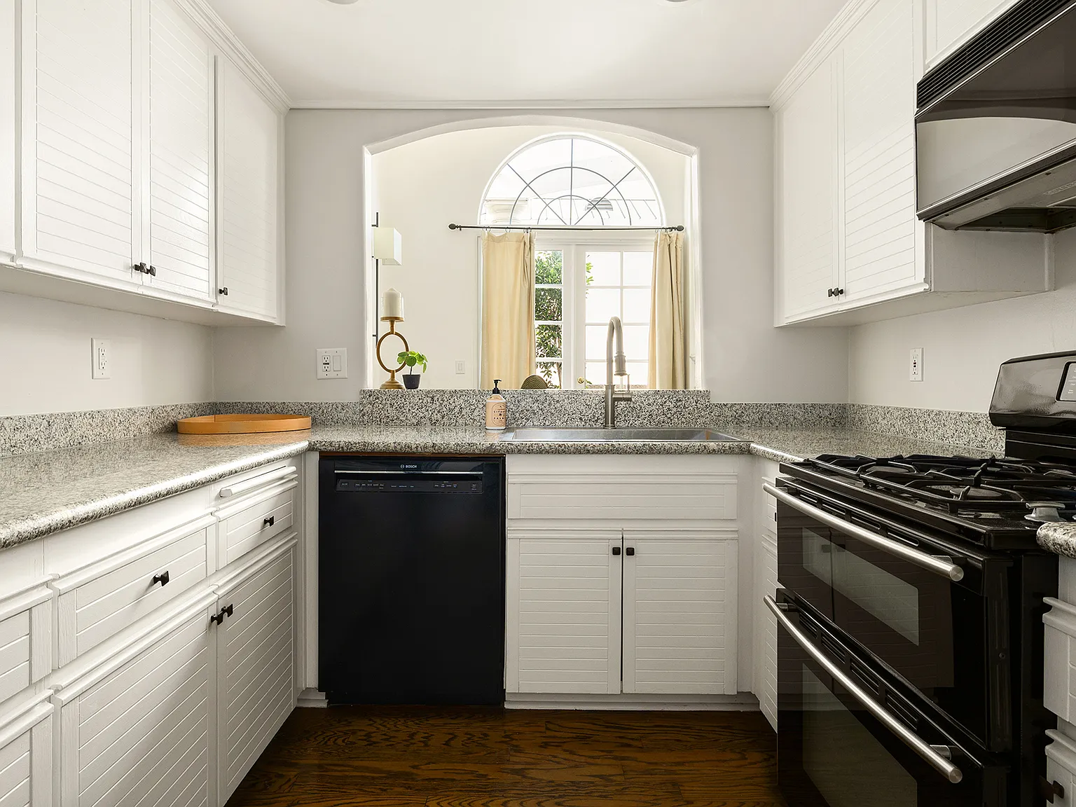 2 bed, 1611 sqft, $6,450 — Photo 3