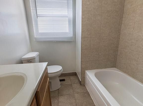 4th image of 7431 N Damen Ave