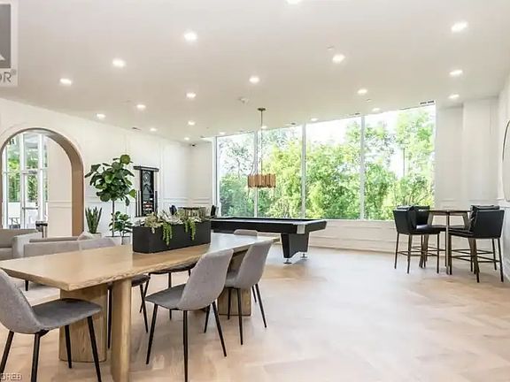 4th image of 71 Wyndham St S #902