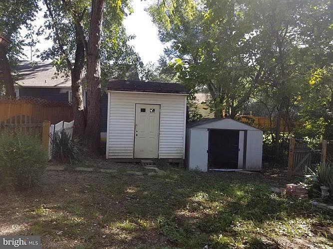 2nd image of 340 W 9th St