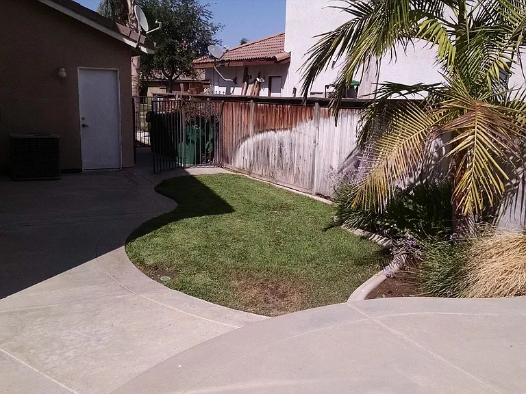 858 Derby St — Photo 12